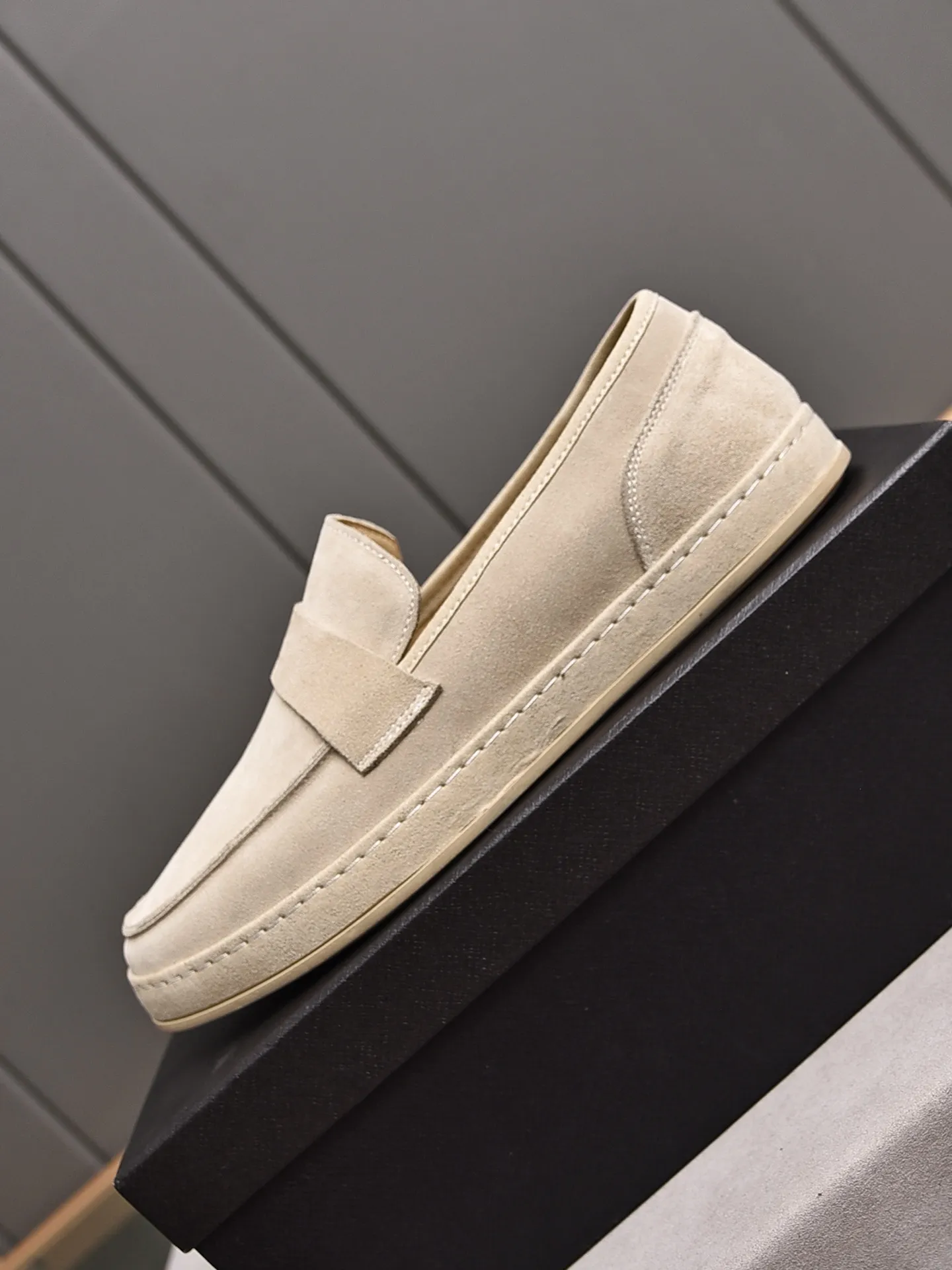 👟👟👟Men's Shoes💰P420 🆕🔥New Updates🔥👟PRADA (Prada) new products are released, imported soft cowhide, fashionable to allow air to penetrate the entire shoe, and the awesome shoes [strong] bring an extremely comfortable and breathable feeling! Beautiful inside and out! Exquisite workmanship, top-grade cowhide material, 😌Number: 38~44, 3 colors available: black, white and blue.